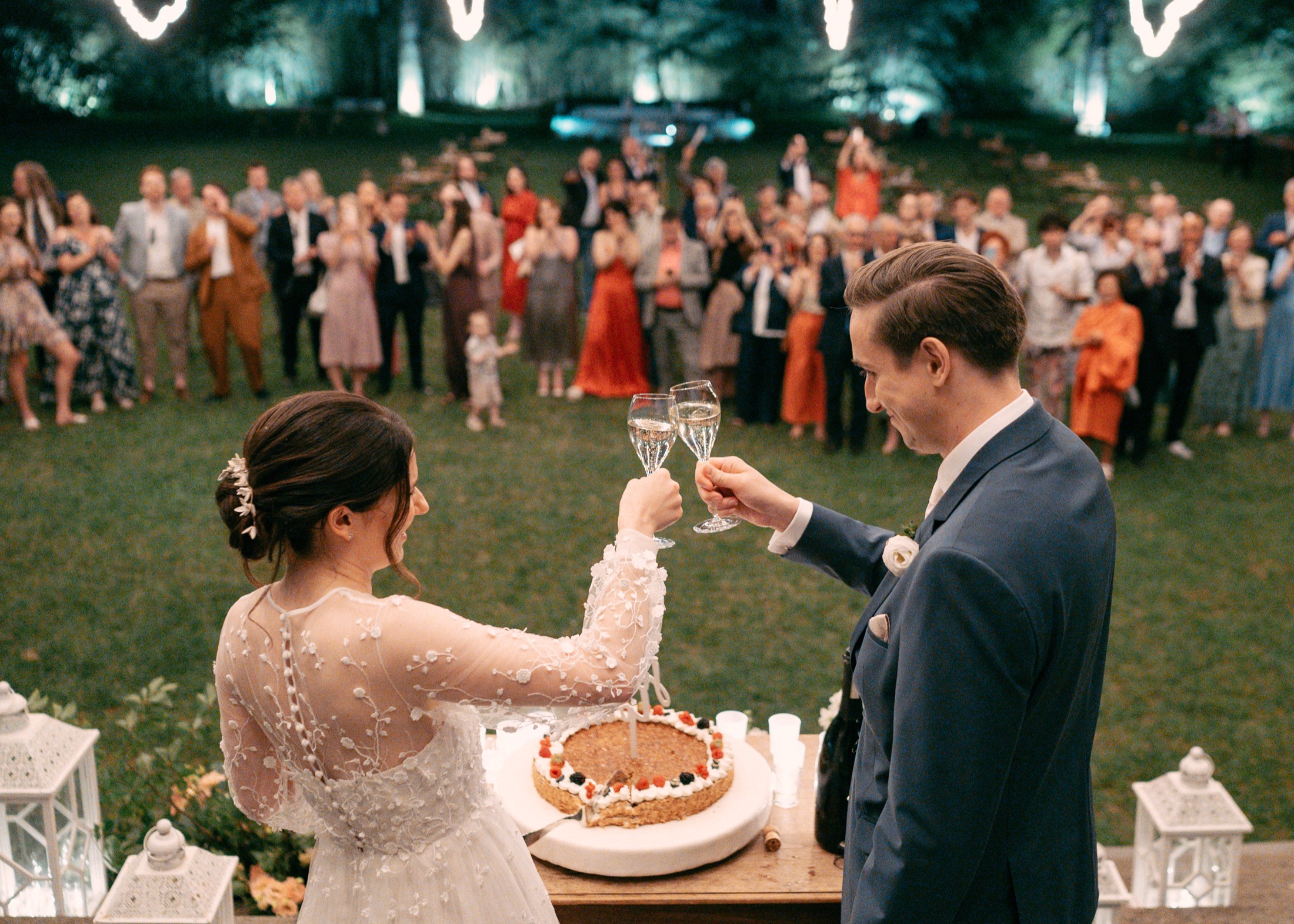 Luce e persone durante il matrimonio